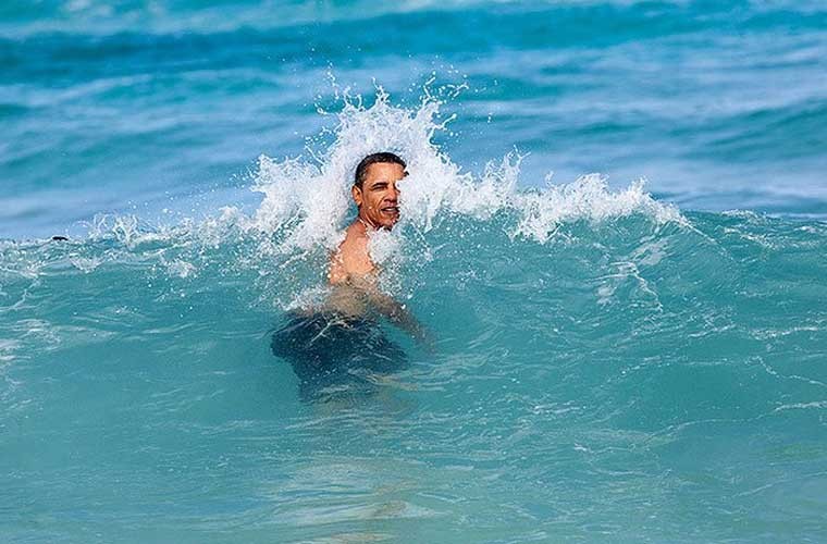 Ngày 1/1/2012:  Tổng thống Obama đón năm mới bằng màn bơi ở bãi biển Pyramid Rock ở Vịnh Kaneohe thuộc bang Hawaii trong kì nghỉ Giáng sinh cùng gia đình.